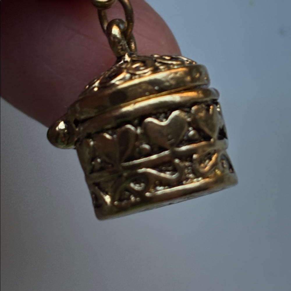 🟥Brand New Unsex Gold Tone Cylinder Shaped Prayer Box Vintage With Clasp